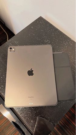 256G iPad 13 Pro Max and apple magic key board