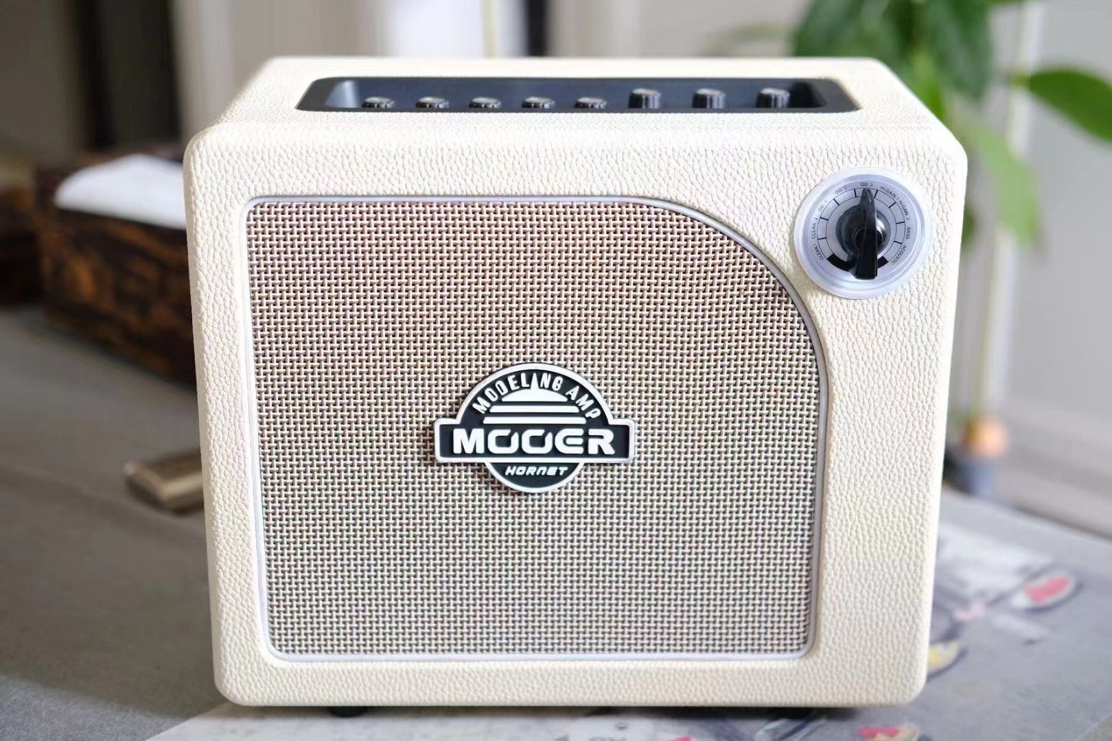 Mooer Hornet White