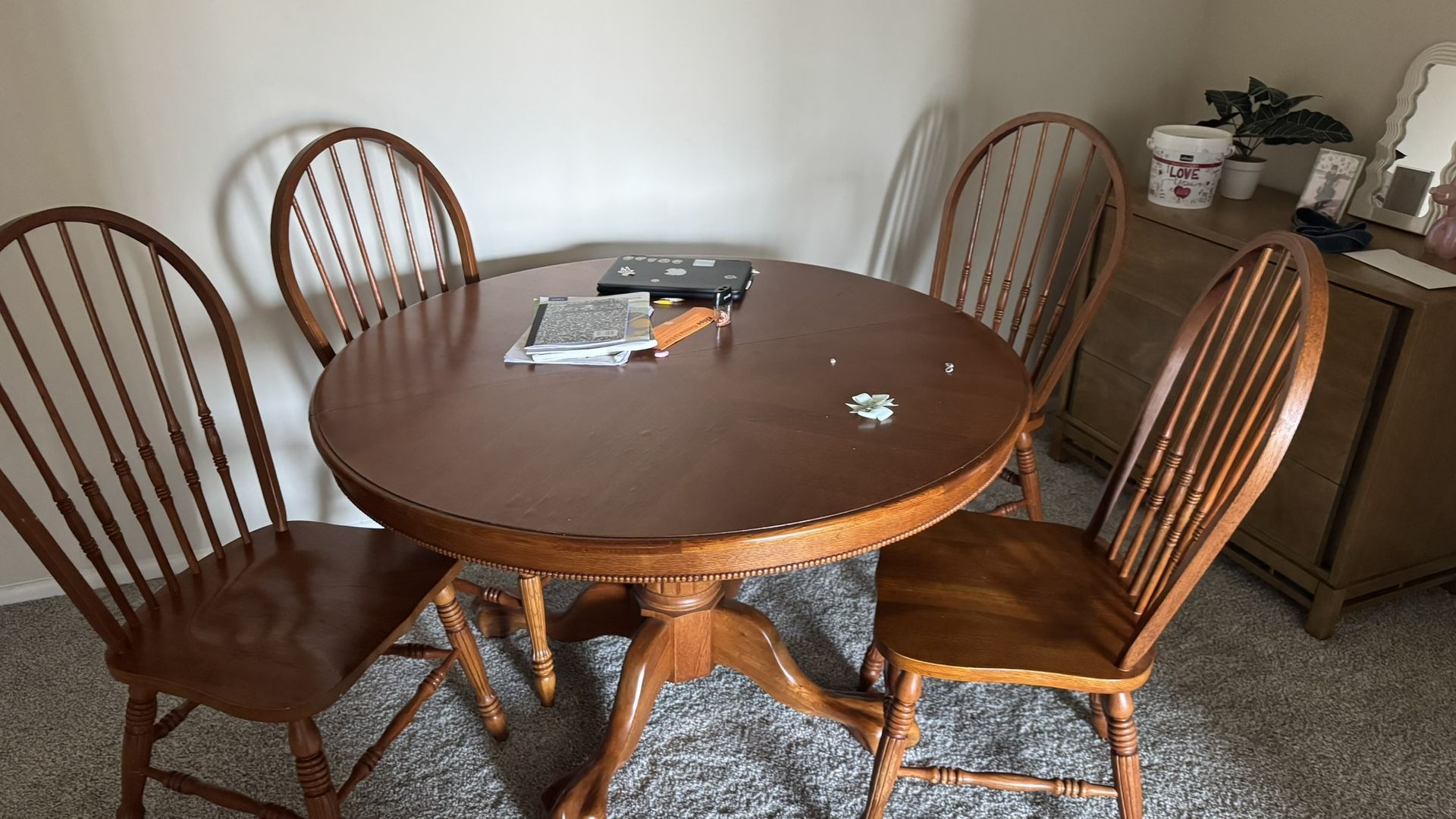 Por Motivo De mudanza Vendo Comedor De Madera, Muebles De Sala, Gabeteros Y Esoejo… Due to moving, I sell.