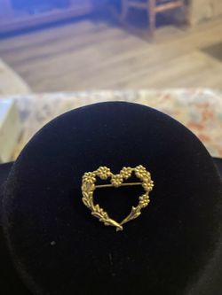Pretty Small Gold Tone Heart Brooch