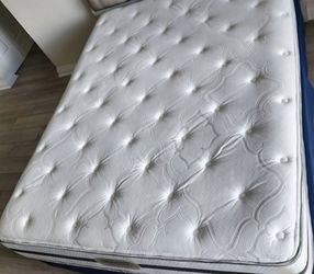 Like new beautiful  beautyrest queen size mattress and boxspring