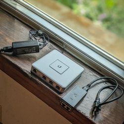 UniFi Security Gateway (with bonus PoE injector)