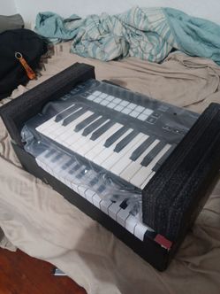 Brand new (never used) LAUNCHKEY 25 Novation  MK3 Keyboard