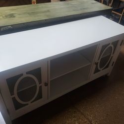 Beautiful White TV Entertainment (,New)