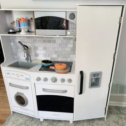 Kid Kraft Pretend Play Kitchen with Lights And Sounds 