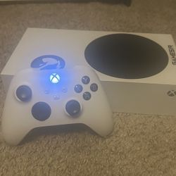 Xbox Series S Pristine Condition W/ Rechargable Battery Pack