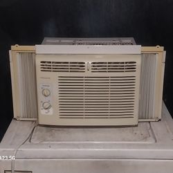 5,000 BTU  Air Conditioner Frigidaire (Like New)
