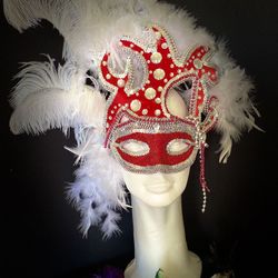 Mascaras, sombreros, tiaras, coronas hechas a mano. (Mask, hat, crown and more handcraft
