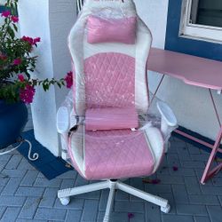 Gaming chair And desk Set Up