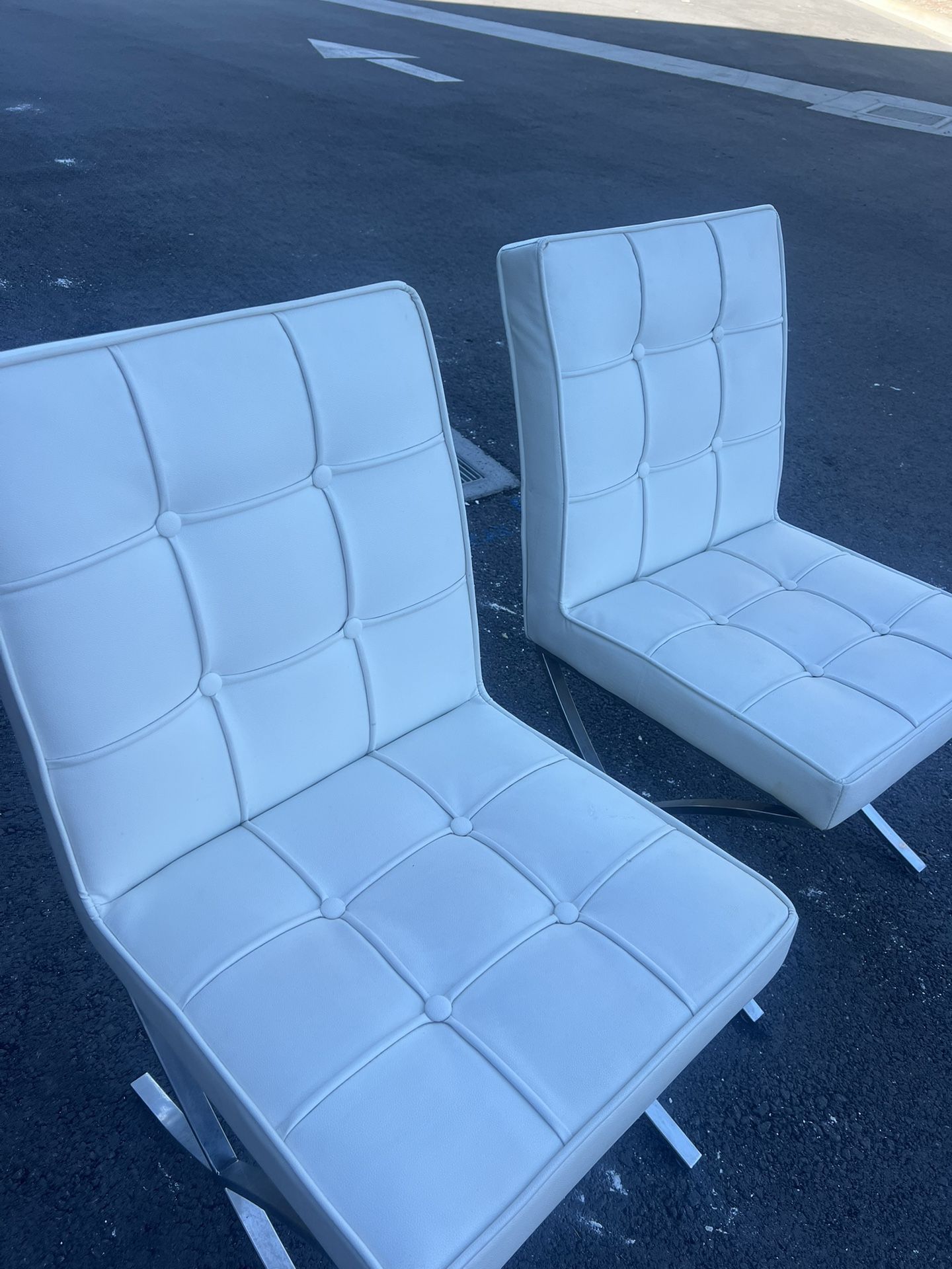 2 beautiful white chairs
