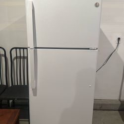 GE 16.6 CU Top Freezer . 