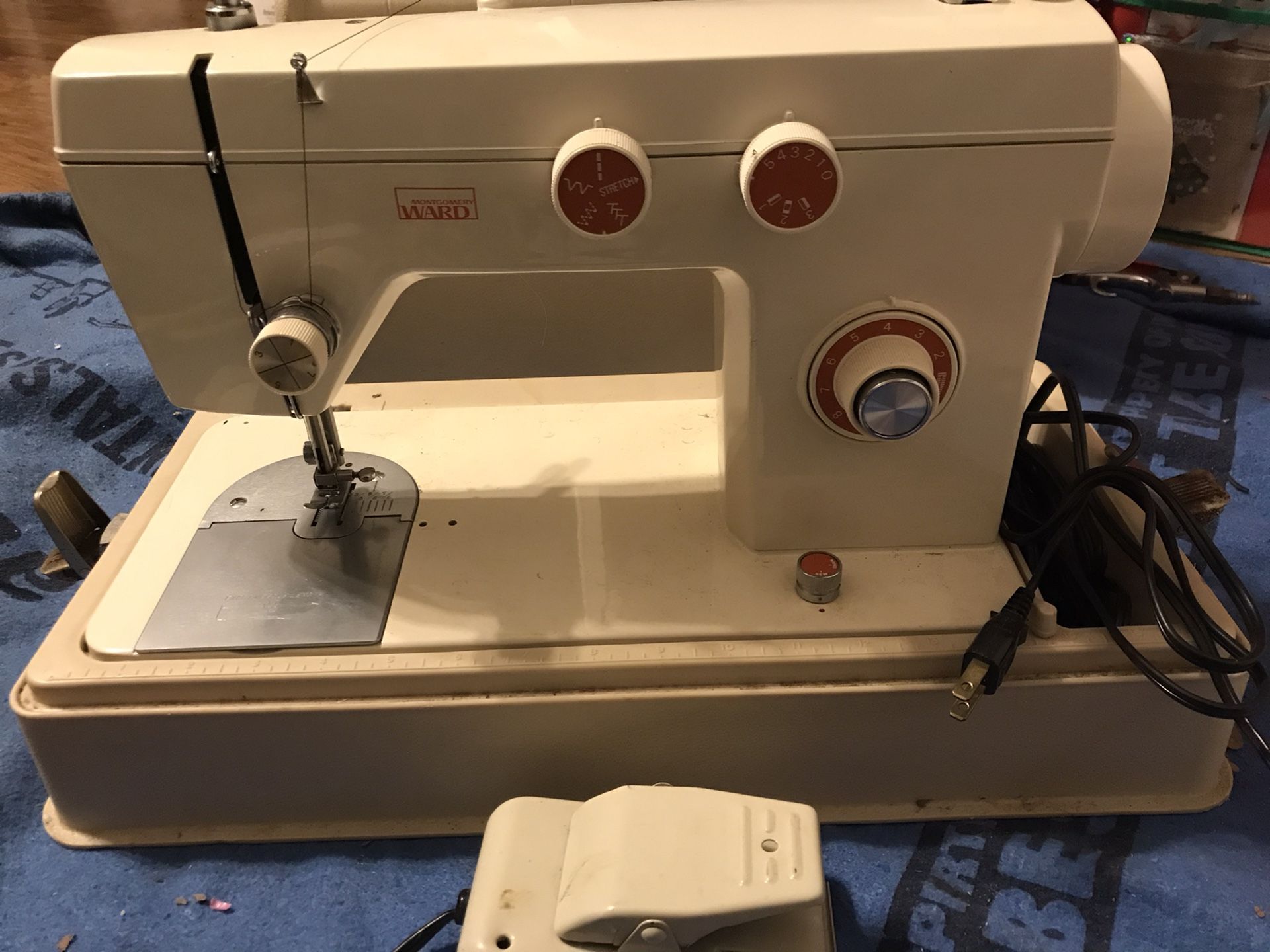 USA製 60's~70's Vintage MONTGOMERY WARD Vintage Montgomery Ward's Signature Sewing Machine, For Parts, UHT