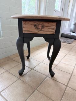 Beautiful Two-Tone Vintage Round Side Table / Accent Nightstand