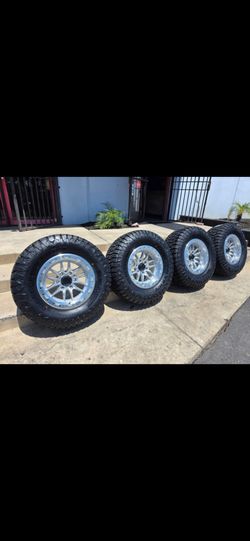 17" LOCK rims w/ 33" Tires