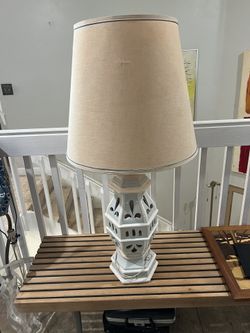 Lovely Mid Century Modern Ceramic Lamp Includes Shade