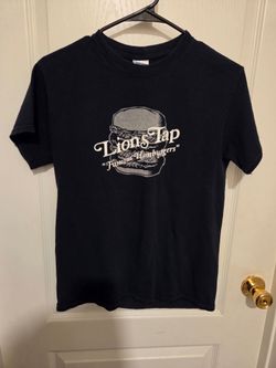 Lions Tap Men's tshirt Size Small