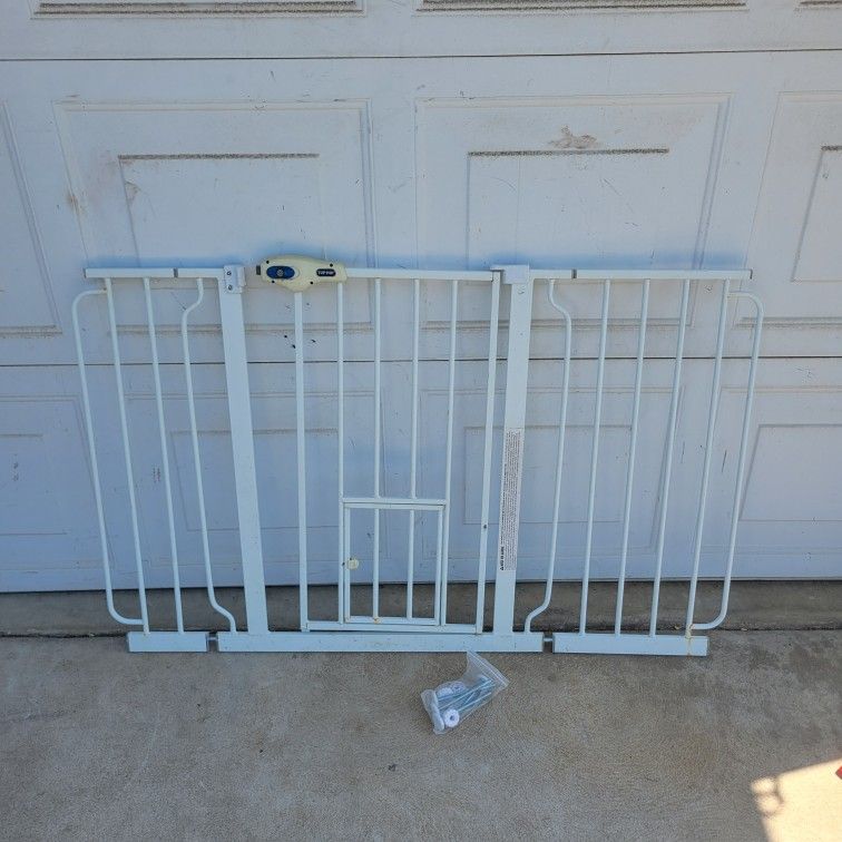 Adjustable pet gate