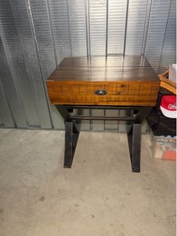 Wooden desk with opening drawers