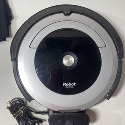 iRobot Roomba 690  Robotic  Vacuum Cleaner With Charging Base Complete Good Cond