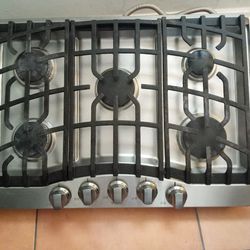 Viking36 Inch Wide Built-In Natural Gas Cooktop wi Stainless..perfect Condition th SureSpark Ignition System


