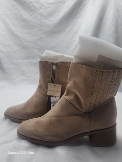 Universal Thread Women's Ashley Low Block Side Zip Ankle Boots in the color taupe or beige Size 9