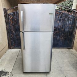 30X32X68 FRIGIDAIRE FRIDGE 20CUFT SILVER 