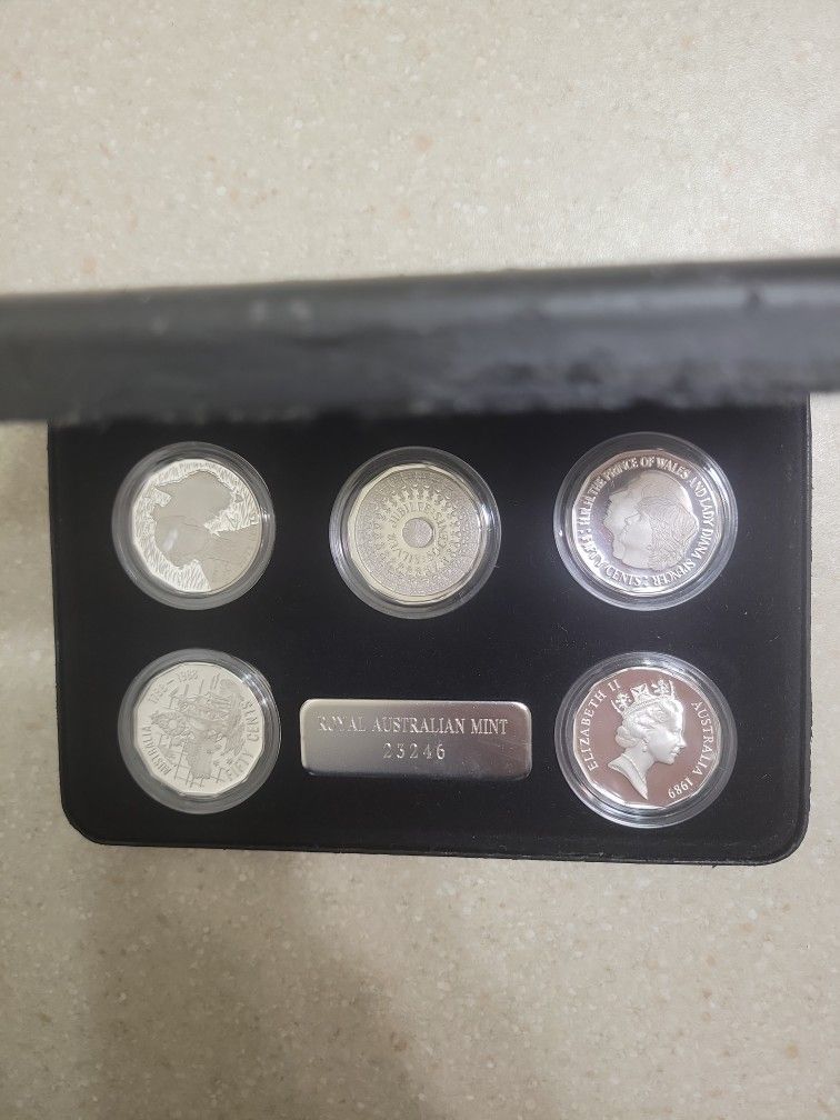 1989 Australia Masterpieces In Silver 5 Coin Set. Comes With Original Box And COA