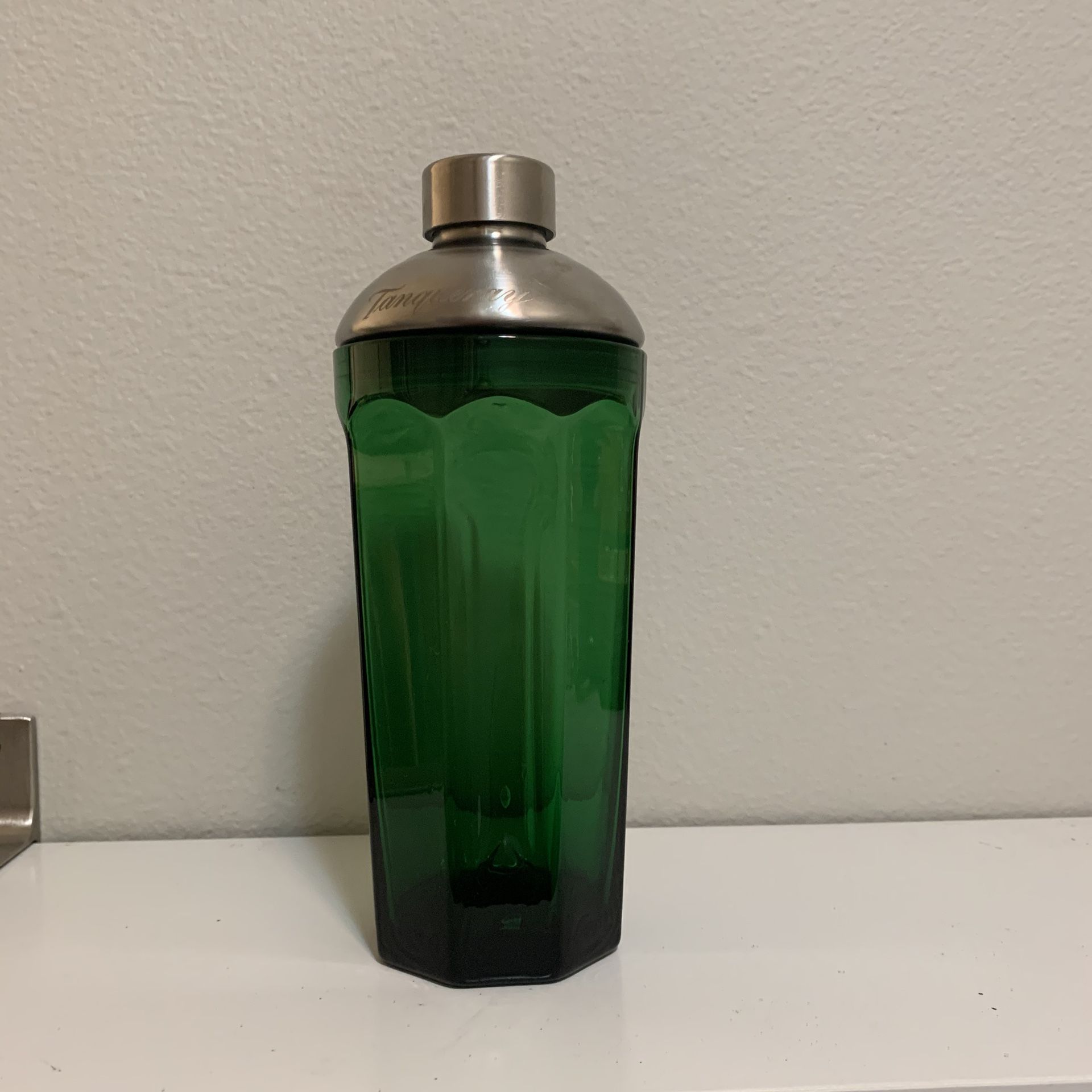 Tanqueray glass shaker