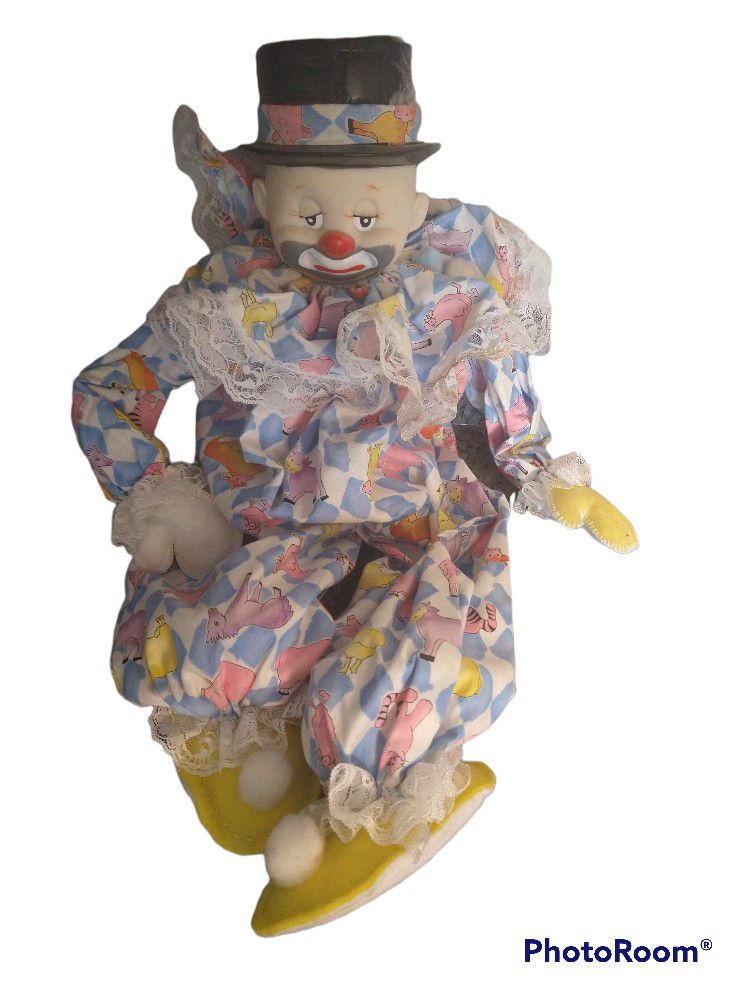 24" Vintage Sad clown doll
Great shape. Normal wear. Legs are only fabric. Top body has some wood / fabric and cushion. Creepy clown.