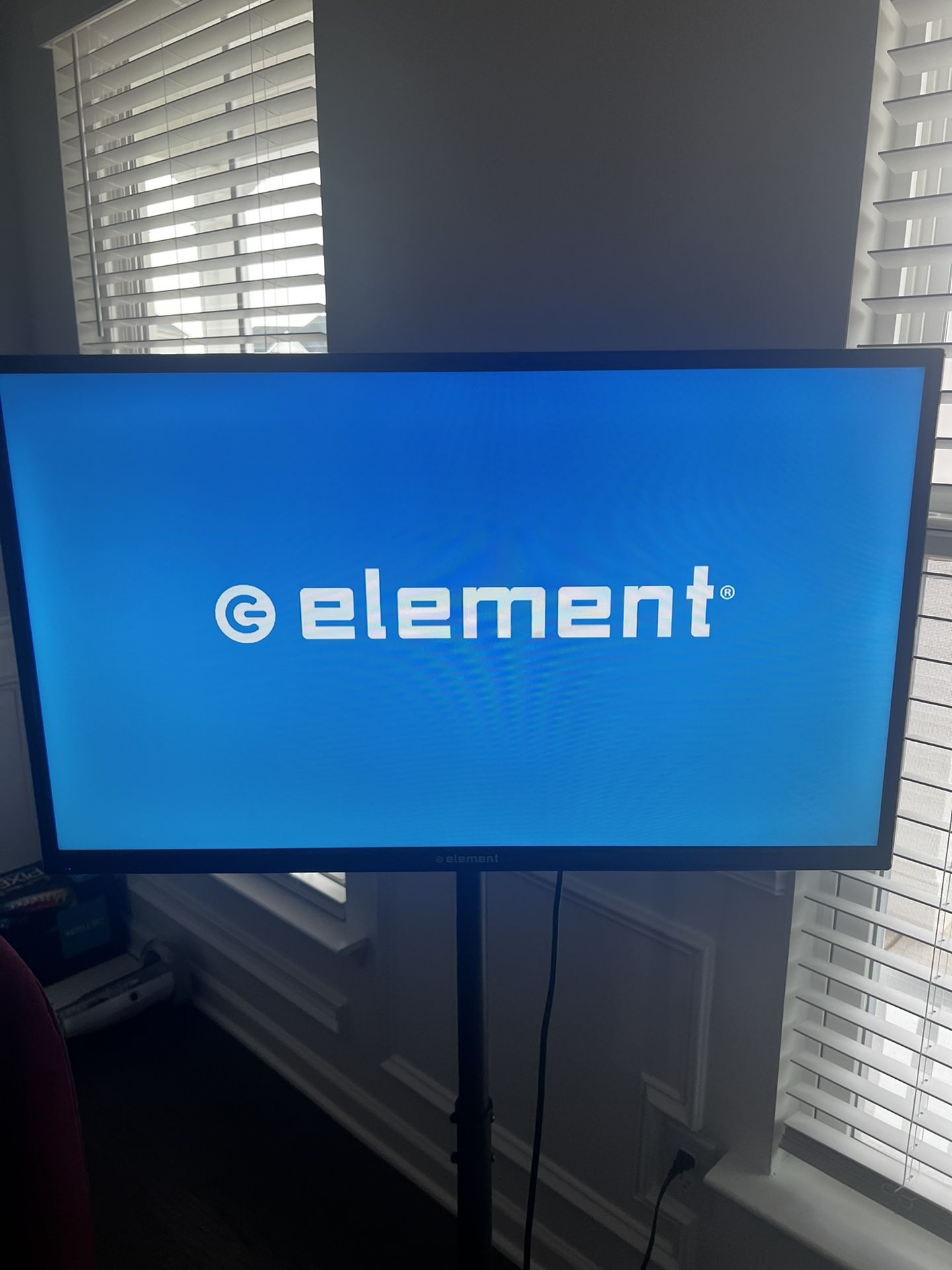 32” Element Flatscreen TV/Mount/Remote