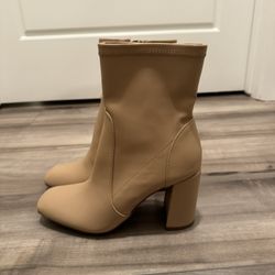 Zipped Heeled Size 8 Boot