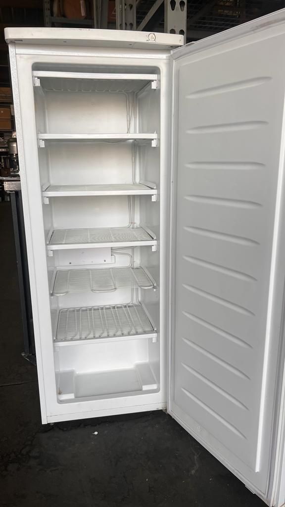 FREEZER UPRIGHT THOMSON 6.5 CU FT WHITE for Sale in Phoenix, AZ OfferUp