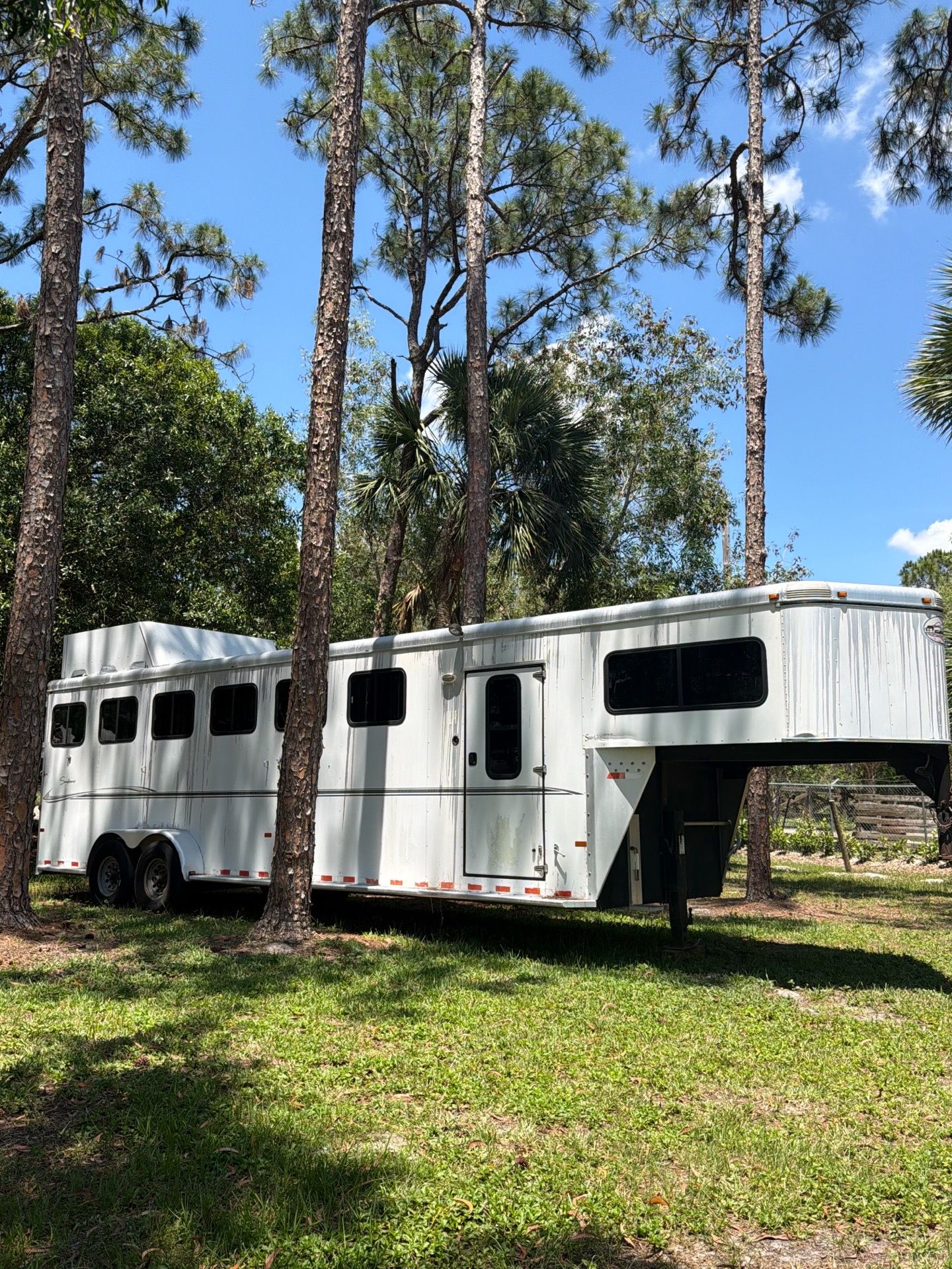 2007 Sundowner Sunlite 727 6 Horse Trailer w/ Tack Room