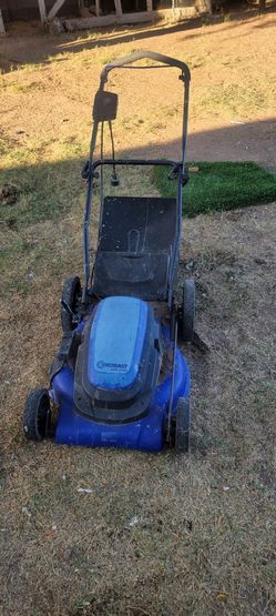 El Carro Para Cortar Zacate Eléctrico En Buenas Condiciones