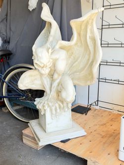 X-Large Draga the Vampire Gothic Gargoyle Statue by Design Toscano