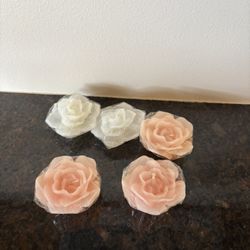 Rose shaped floating candles in like new condition. 3 pink and 2 white. 