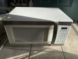 Moving Sale 1500w Hamilton Beach Microwave