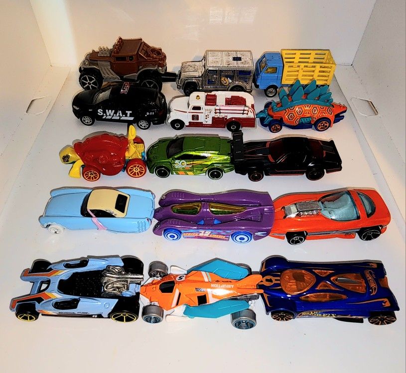 lot of 15 diecast / plastic cars vehicles Hot Wheels Matchbox or similar 