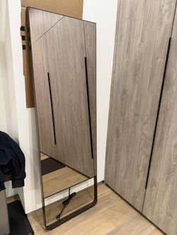 2019 Good Condition Mirror by Lululemon 43 inch HD Touchscreen - Burbank, CA