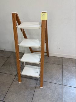 4 Step white heavy duty ladder. - L29