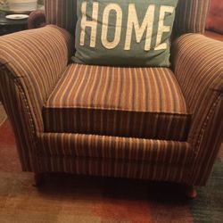 COMFORTABLE STRIPED LOUNGE CHAIR  (GOOD CONDITION)