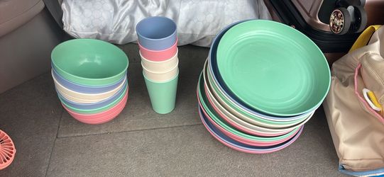 Colorful plastic bowls/plates/cups