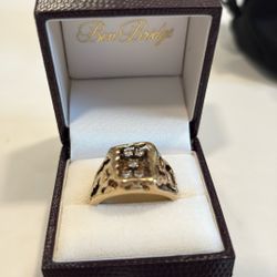 14 Karat Gold ring with five beautiful diamonds