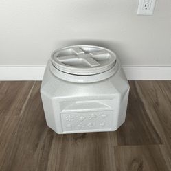 Vittle Vault Pet Food Airtight Storage Container 