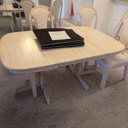 Light wood DINING TABLE With REMOVABLE LEAF