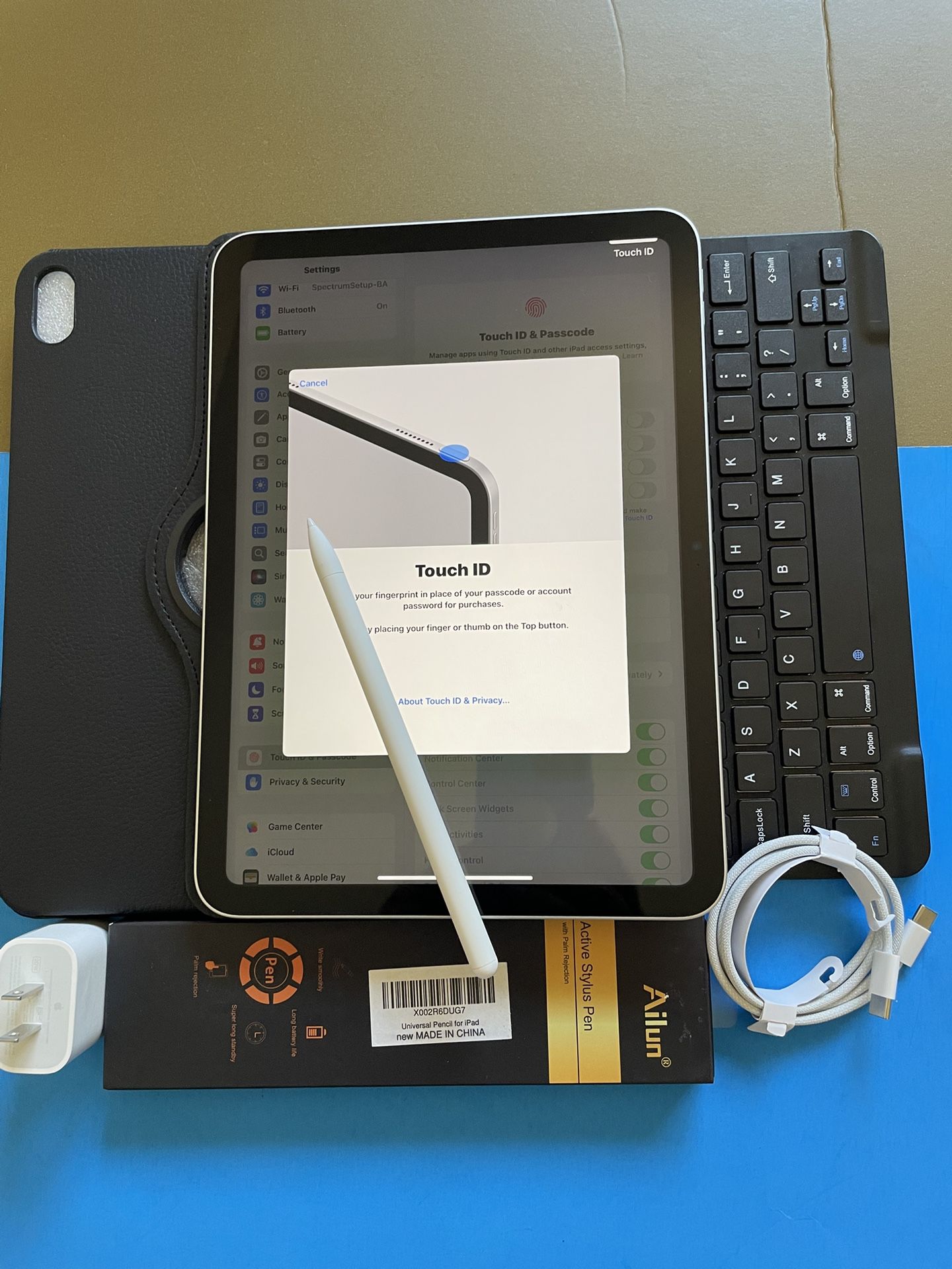 256gb Apple IPad 10th Generation (10.9” Liquid / 2022 model) with pen, keyboard, case & Accessories (warranty 2026) 