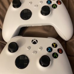 2 Xbox Series S/X Controllers 