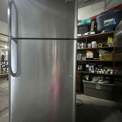 18 cubes Frigidaire stainless steel refrigerator(2017)
