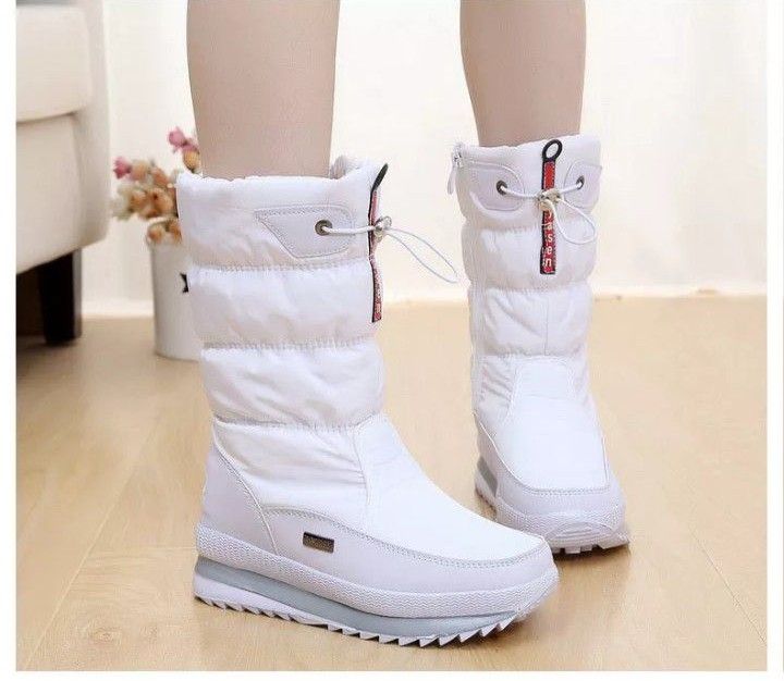 Women  Winter Boots Thick Plush Waterproof Non-slip Warm Fur Inside. Size 7-7.5