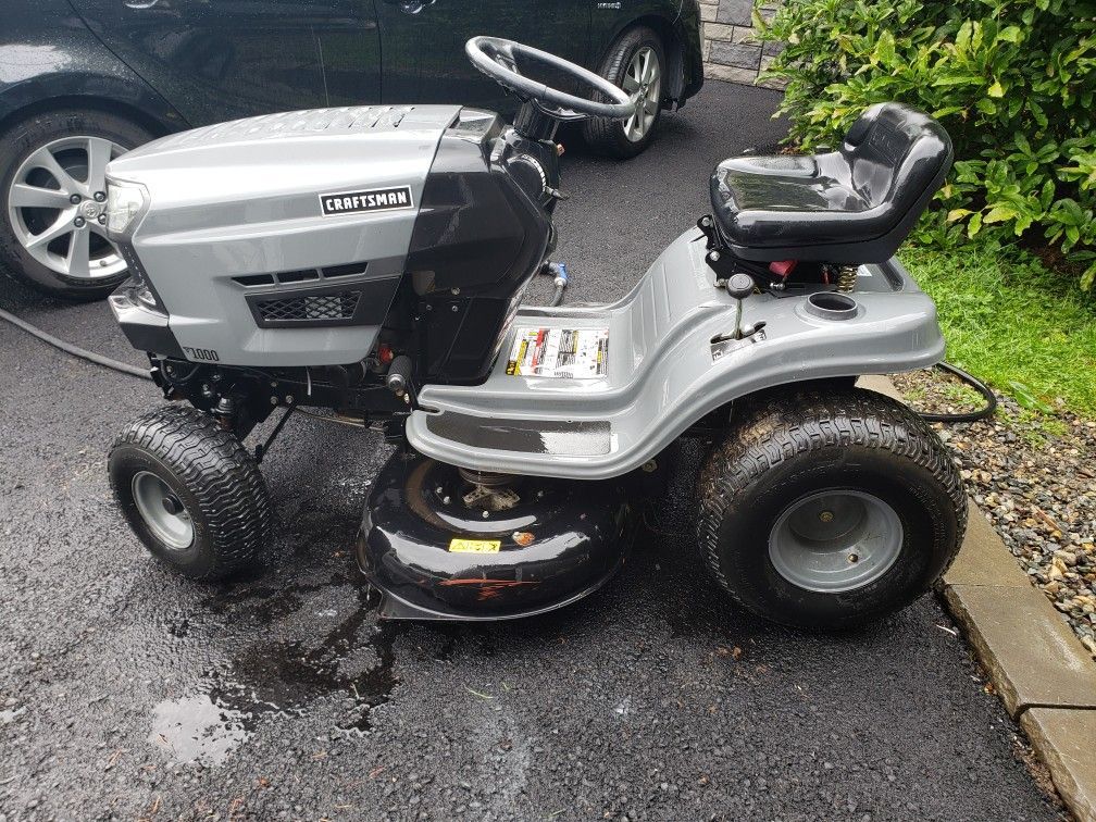 Craftsman T1000 42" 420cc Riding Lawn Mower Tractor for Sale in Federal